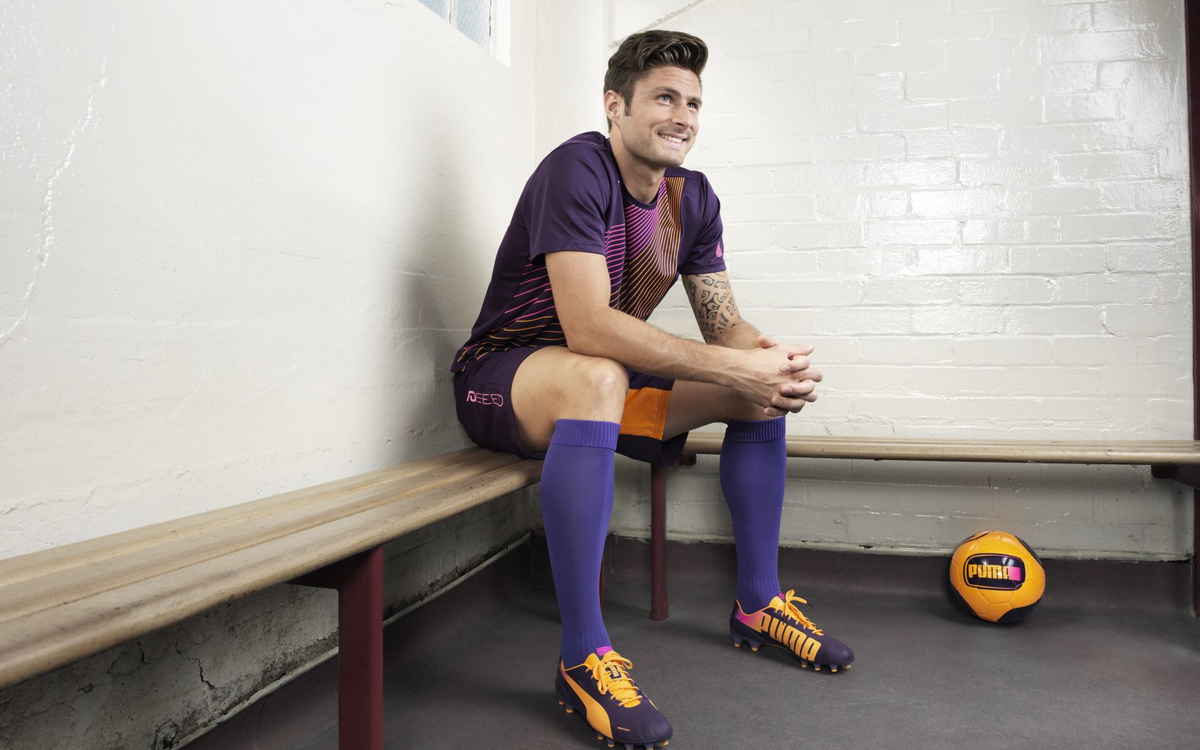 爱游戏体育在线赛事-球员在训练中突破技术瓶颈获得教练肯定，持球队员突破后