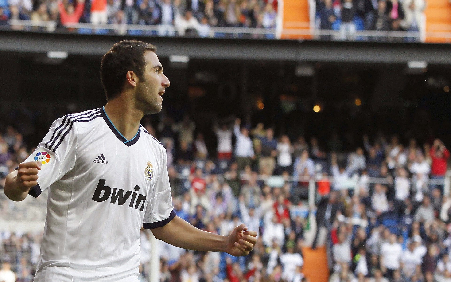 爱游戏官网-球场奇迹：全能球员在友谊赛中崭露头角，赢得教练厚望